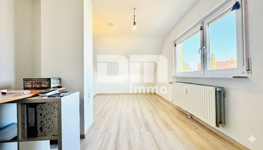 Kompakte Dreizimmer DG Wohnung in gepflegtem Dreifamilienhaus in gesuchter Lage - Schlafzimmer